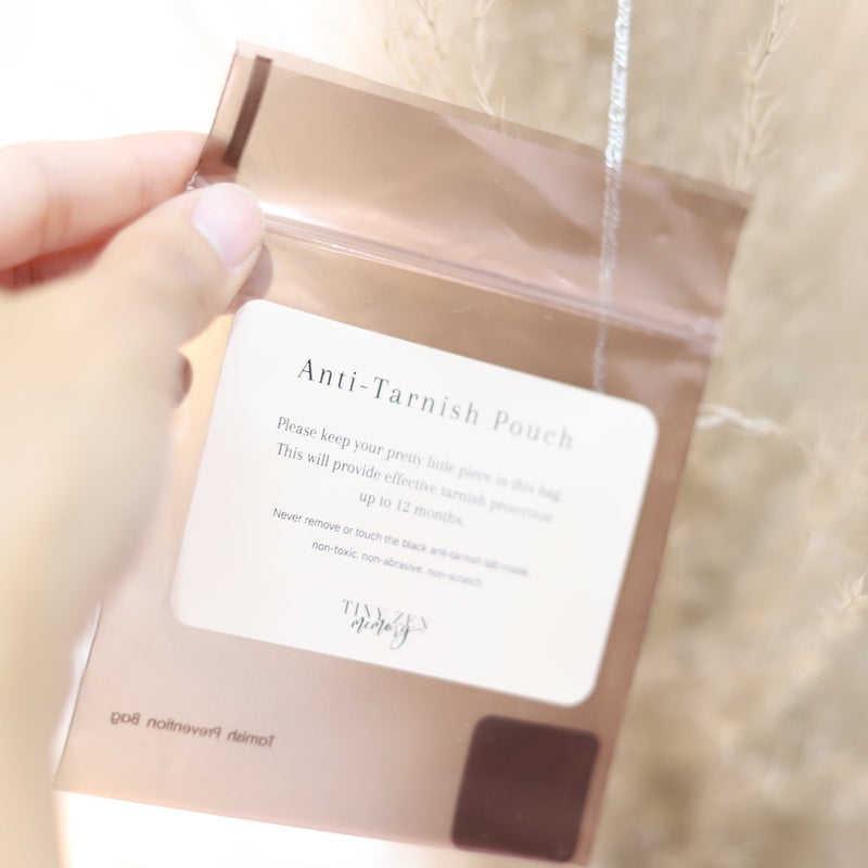 anti tarnish pouch protects jewelry from scratches, tangling and prevents tarnish
