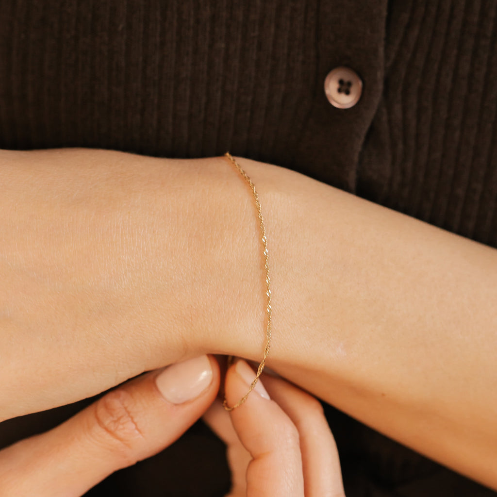 gold dainty singapore chain bracelet made in Canada